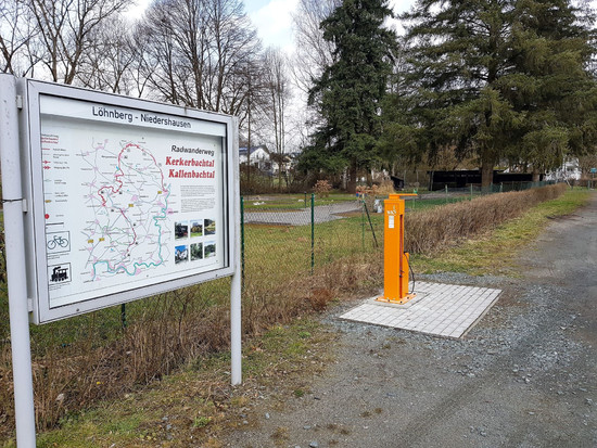 Gemeinde Löhnberg hat zwei Fahrradreparaturstationen der Wilhelm-Knapp-Schule Weilburg angeschafft – Inbetriebnahme der Station in Niedershausen am Minigolfplatz (am Kallenbachradweg)